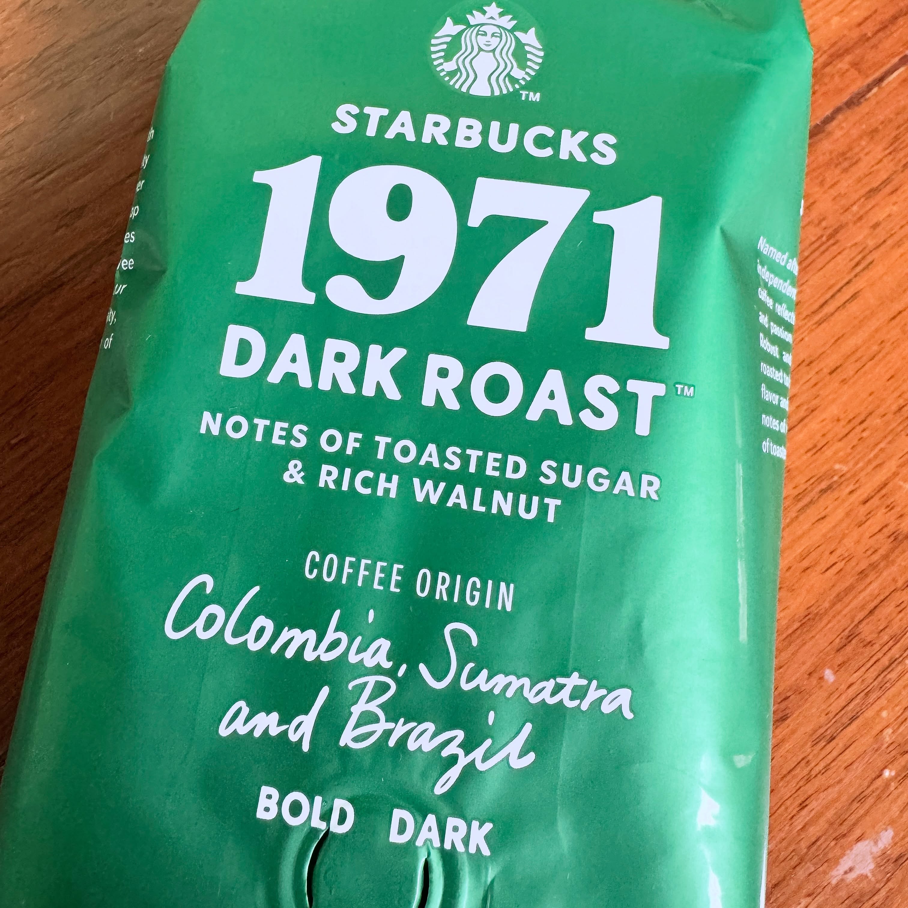 From Dark to Resilience 

#starbucks 1971 #DarkRoast
toasted sugar, rich walnut
Colombia, Sumatra and Brazil
#photoadayseptember