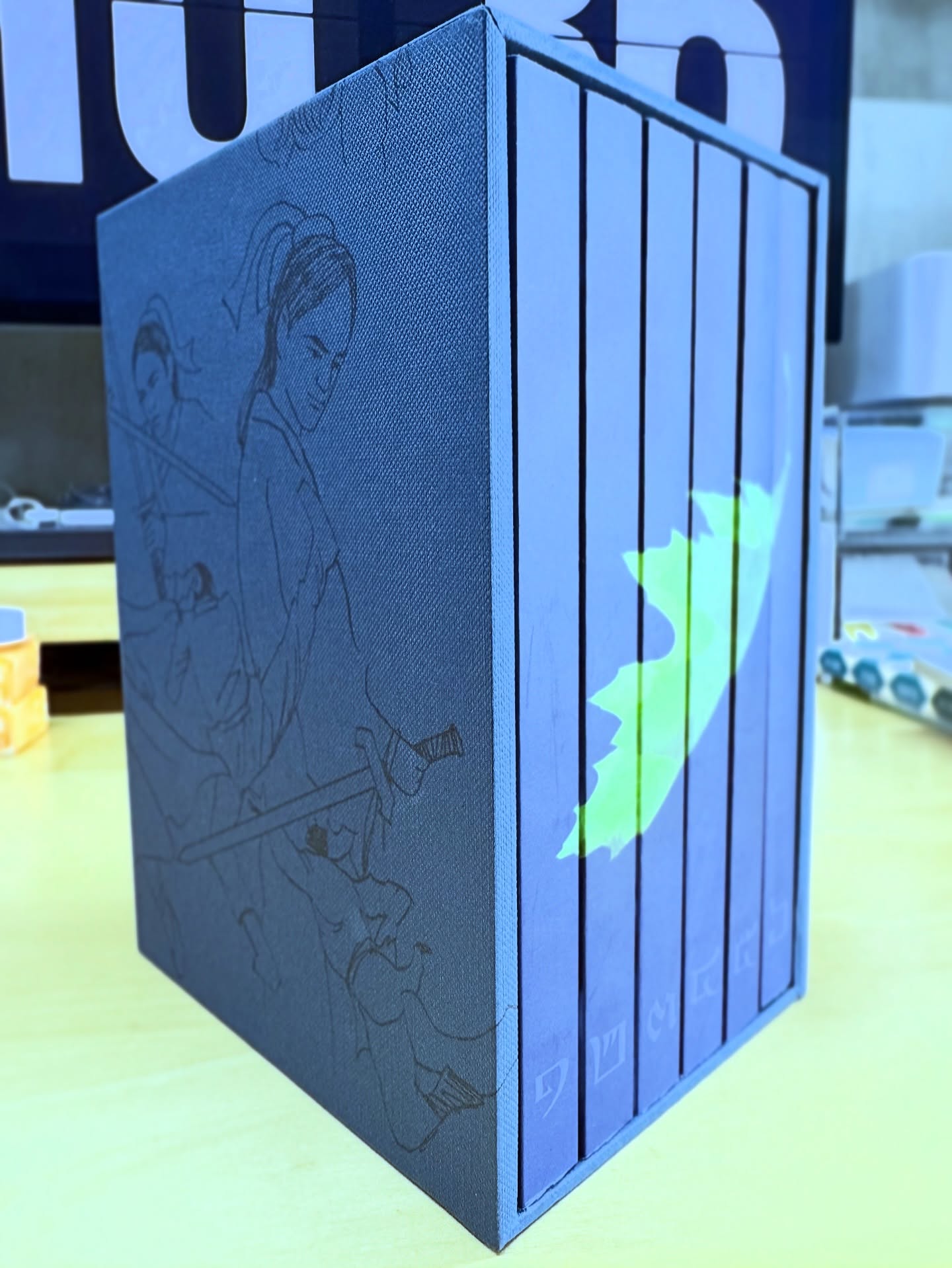 ผมคุ้นเคยกับละครชุดกำลังภายในตั้งแต่เด็ก แต่ไม่เคยอ่านนิยายกำลังภายในเลย สำหรับผลงานของวินทร์ เลียววาริณ ผมนิยมอ่านนิยายชุด ‘เสี่ยวนักสืบ’ ที่มีพุ่มรัก พานสิงห์เป็นพระเอกมาก ชนิดที่แทบจะอ่านจบได้ในวันเดียว วันนี้ได้พบกับนิยายกำลังภายใน-ไซไฟจากนักเขียนคนเดียวกัน บอกเลยว่าไม่ต้องคิดนาน หลังจากเคยได้อ่าน ‘เป่ย ฉบับทดลอง’ ที่มาพร้อมกับ ‘คดีเปลนม’ นิยายนักสืบ ชุด 10 เมื่อช่วงต้นปี จากนั้นก็เฝ้ารอ ‘ฉบับเต็ม’ มาตลอด

นี่เป็นนิยายกำลังภายในเรื่องแรกในชีวิต แถมอ่านรวด 5 เล่มแบบวางไม่ลง ต่อให้เมื่อยคอเมื่อยแขนขนาดไหนก็ตาม อีกทั้งยังมีเล่ม 6 เป็นสารคดีที่มาที่ไปของการทำงานนิยายชุดนี้ ก็ได้เข้าใจวิธีคิดและวิธีการทำงานของนักเขียนที่ผมชื่นชอบอย่างสนุกสนาน

ปัญหาพิมพ์ผิด การพิสูจน์อักษร เล็กเล็กน้อยน้อย มีให้เห็นอยู่บ้าง เมื่อจดจ่ออยู่กับเรื่องราวชนิดมิอาจไม่อ่านต่อไปให้รู้เรื่องที่รออยู่ข้างหน้า ก็พอรับความผิดพลาดเหล่านี้ได้

I used to see the martial-arts tv shows since I was a kid, but had never read any martial-arts novels at all. I am a big fan of Win Lyovarin, the writer of Pumrak Parnsigh’s the series of investigative novels. I had a glimpse of ‘Four Worlds, part 1, experimental issue’ since the beginning of this year after finishing the 10th case of Pumrak then I longed for the finished book.

This is my first ever multi-volume martial-arts Sci-Fi novels. No doubt that I can read through all the 5 volumes quickly. With additional volume 6 as a writer’s diary, guide me to understand the whole process of writing with joy.

#สี่ภพ #FourWorlds #四界 #เป่ยหนานตงซี #北南東西 #113publishing #WinLyovarin #exclusiveediton #boxset #photoadaynovember