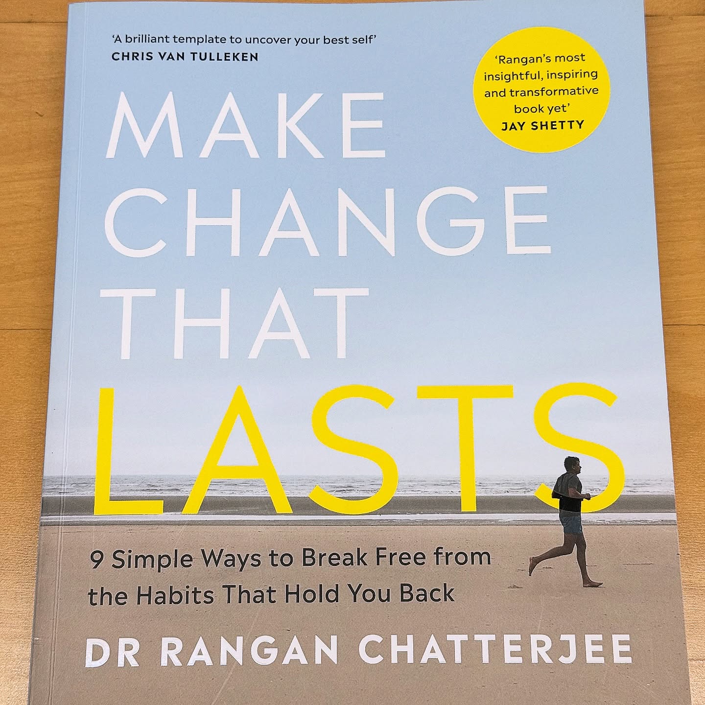 ผมเพิ่งเข้าใจความหมายของคำว่า ‘thrive’ จากหนังสือเล่มนี้ คุณหมอประจำบ้านท่านนี้นำเสนอแนวความคิดด้านจิตวิทยาเพื่อให้เราพิจารณาว่าสิ่งใดในชีวิตประจำวันบ้างที่ฉุดรั้งเราไว้ ไม่ให้ก้าวไปข้างหน้าอย่างยั่งยืน สิ่งเหล่านี้ล้วนมาจากประสบการณ์ของคุณหมอเองและการพูดคุยพ็อดคาสท์กับผู้รู้มากมาย อีกทั้งยังทดลองด้วยตัวเองจนตกผลึกแล้ว

หลายเรื่องอาจจะไม่เข้ากับหลักคิดของคนอินโทรเวิร์ทอย่างผม แต่ก็น่าศึกษาเรียนรู้ไว้เพื่อเข้าใจชีวิตของมนุษย์ผู้เป็นสัตว์สังคมได้เช่นกัน

และหลายเรื่องก็ดูเหมือนผมจะผ่านมาได้แล้วด้วยการศึกษาหลักธรรมคำสอนของพุทธศาสนา แต่หนังสือก็นำเสนออย่างกลาง ๆ ไม่อิงความเชื่อหรือคำจำกัดความของศาสนาใดศาสนาหนึ่งจนมากไป

I just understand the term ‘thrive’ by reading this book. As a GP, the writer introduced everyday living mindset that sometimes block us from moving forward sustainably. All of that came from his work, experience and experimentation as a whole.

Some might not be aligned with my introvert personality but I opens enough to learn and understand the living of social creatures called human.

Some I might have already experienced as a Buddhist, anyway the book does not confine with in any religious ways.

#MakeChangeThatLasts #MinimalReliance #thrive #RanganChatterjee #isbn #9780241588093 #pengiunlife #paperback #photoadaydecember